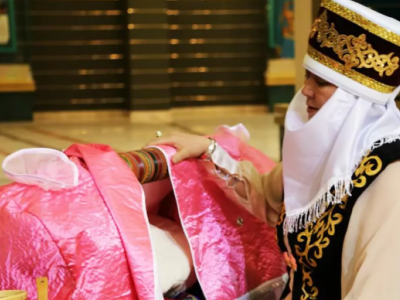 “Астамшылық”. Бесік тойда сәбиге нағашылары әкелген дүние ел талқысына түсті (Видео)