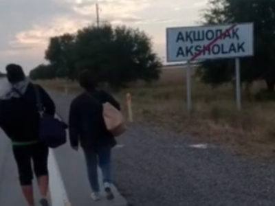 Әділдік талап еткендер маршы. Қаңтарда оққа ұшқан балаларын ақтауды талап еткен ата-аналар астанаға жаяу жолға шықты