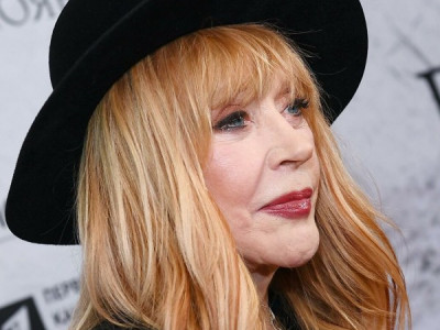 Вот что 73-летняя Пугачева скрывает под пышным париком