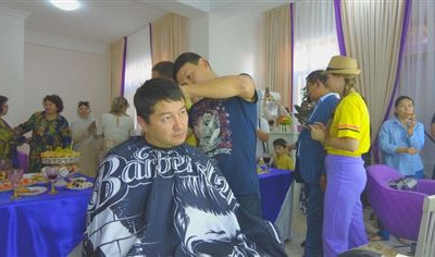 Ақтау қаласының әкімі ерекше сұлулық салонының алғашқы клиенті болды