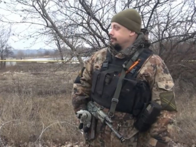 Украин солдатының бас сүйегімен видеоға түскен Ресей жалдамалысы жөнінде Украина үндеу жасады