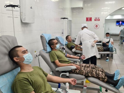 Әскери мектеп курсанттары ауыр сырқаты бар балаларға қан тапсырды