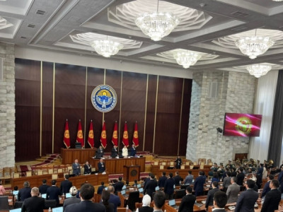 Садыр Жапаров Жогорку Кеңеш регламенті туралы заң жобасын кері қайтарды