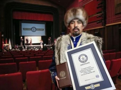 «Манас» жырын 124 сағат оқыған Рысбай Исаков Гиннес рекордын орнатты