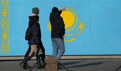 “День побега”: Қазақстанға қашып келген ресейліктерді мазақ еткен жаңа ән шықты (ВИДЕО)