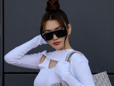 Іш киімсіз джинсыда жыныс мүшесі сыртқа шығады