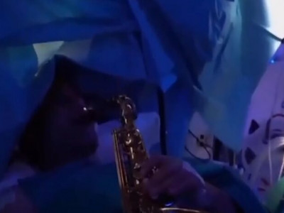 9 сағаттық миға жасалған отада науқас саксафонда ойнап жатқан (видео)