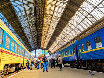 Укрзалізниця Херсонға, Қырым, Мариуполь, Донецк пен Луганскіге баратын алғашқы пойыз билетін сатты