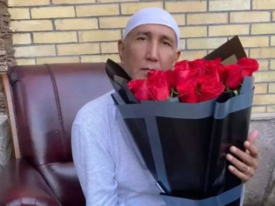 Өзбек әншісі Атхамбек Юлдашев Қызылордадағы тойда халыққа ақшадан шашу шашты (видео)