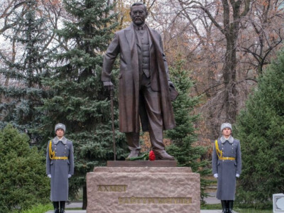 Қасым-Жомарт Тоқаев Алматыда Ахмет Байтұрсынұлына арналған ескерткішті ашты
