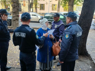 Алматыда белсенді Бибігүл Иманғалиева өзін полицияға алып кеткенін хабарлады
