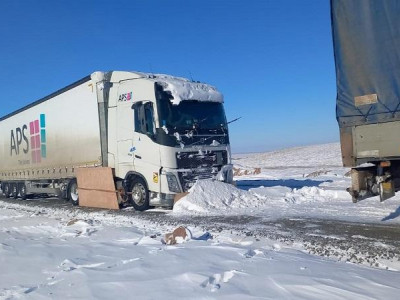 ШҚО-да қар құрсауында қалған 16 жүк көлігінің жүргізушілері эвакуацияланды