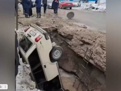 Семейде жүйткіп келе жатқан көлік шұңқырға түсіп кетті