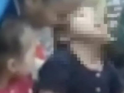 Қарағандыда тәрбиеші баланың шашынан тартып жатқан кез видеоға түсіп қалды