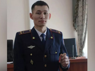 Бесінші қабаттан құлаған қызды қағып алған полицейге бес бөлмелі пәтер берілді