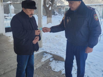 Кеңестік құжатпен жүрген егде жастағы азаматқа жаңа құжат табысталды