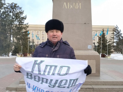Оралда митинг қарсаңында полиция белсендіні ұстаған