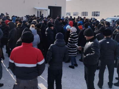 Астанада жүздеген адам заңсыз көліктерді түгел заңдастыруды және оны сайлау соңына дейін бастауды талап етті