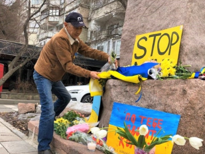 Алматыда Тарас Шевченко ескерткіші маңына бірнеше адам жиналды. Тұрғындар гүл шоғырын қойып жатыр
