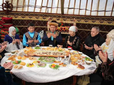 Дастарқанға ақ бата