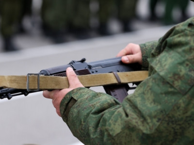 Ресейде соғыстан оралған екі адам көшеде автоматпен оқ атып, жұртты қорқытқан