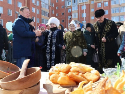Облыс әкімі қостанайлықтарды ауласына барып құттықтады