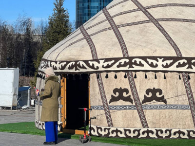 Бауырсақ, наурыз көже: Бәйтерек маңайында киіз үйлер тігілді