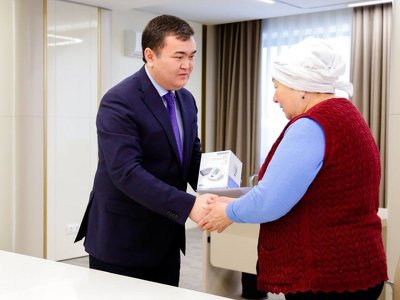 Жеңіс Қасымбек елорда тұрғынына Президент атынан сыйлық табыстады