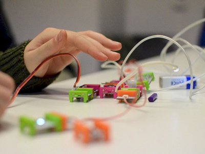 Мектеп оқушысы қаражорға билейтін робот құрастырды