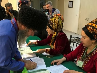 Түркіменстан билігі мәжіліс сайлауында сайлаушыларды шетелдегі туыстарының атынан дауыс беруге міндеттеген