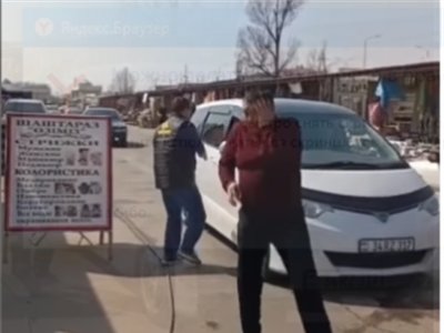 Бетінен атып жіберді. Алматыдағы базарда жолға таласқан жүргізушілердің бірі қару қолданды (ВИДЕО)