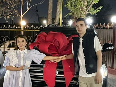 50 жылдан кейін тоқал алып беремін: Мереке Қалбаева күйеуіне су жаңа көлік алып берді