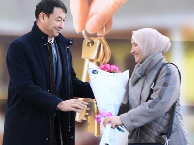 Түркістан: Дархан Сатыбалды үй кезегінде тұрған отбасыларға баспана кілтін...