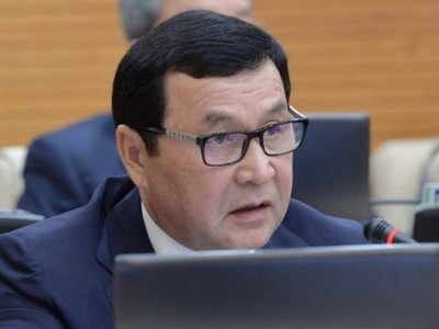 Қазақ тілінің қажеттілігі жоқ екенін білдіреді. Депутат өзекті мәселені...