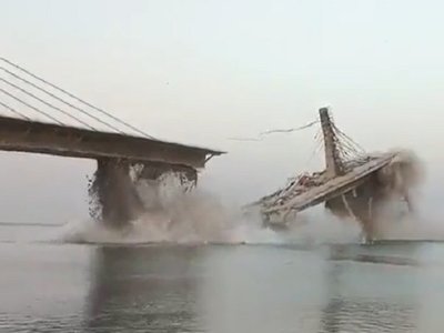Үндістанда құрылысы аяқталмаған көпір опырылды