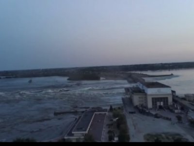 Украинада Каховка СЭС-і жарылып, елді мекендерді су ала бастаған. Ресей мен Украина бірін-бірі кінәлады