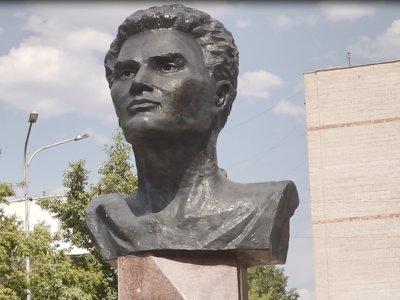 Ескерткішті «қарабет» қылған кім?