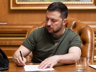 Зеленский Жеңіс күнін 9 мамырдан 8 мамырға ауыстыратын жарлыққа қол қойды