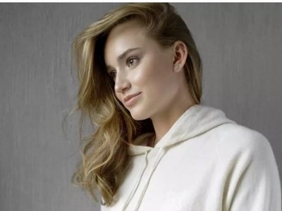 Елена Рыбакина мен Александр Бублик туған күнін тойлап жатыр