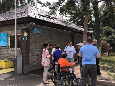 Журналист Думан Мұхаммедкәрімнің жақтастары полиция алдына жиналып, оны босатуды талап етті