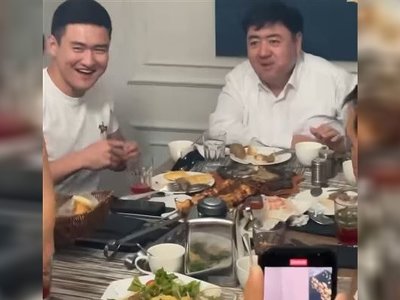 Талтаңдап жүр: Төреғали Төреәлі Атыраудағы кафеге жарнама жасады