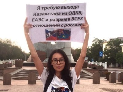 Алматыда полиция Ресеймен қарым-қатынасты үзуді талап еткен фотографты ұстап әкетті