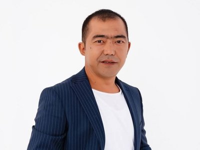 «Басымнан балғамен ұрды»: Танымал актер фильмге түскеннен кейін миы шайқалып, ауруханаға жатқан