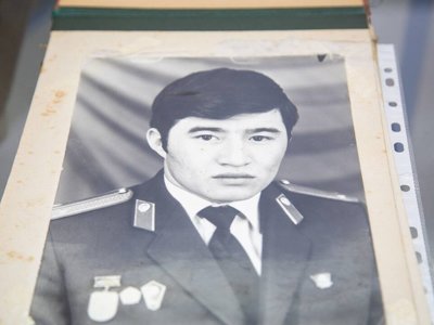 Жүрек тұсына оқ тиген: Әйел мен баланы ажалдан құтқарған офицер
