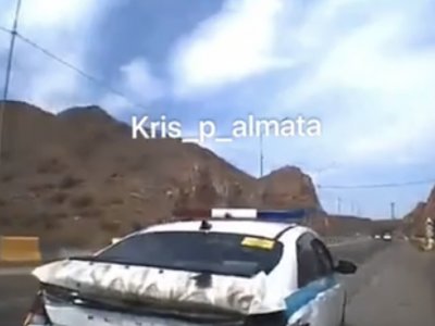 Алматы-Қонаев тасжолында полиция көлігінің жол апатына ұшыраған сәті видеоға түсіп қалды