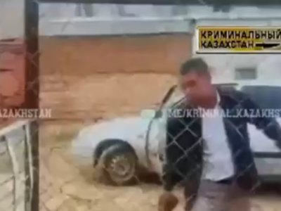 Ақтөбеде ер адамның әйелді кірпішпен қуған видеосы тарады