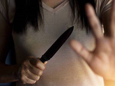 Семейде көшеде қолына пышақ ұстаған әйел тұрғындарды қорқытты