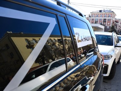 Иркутскіде жұрт театрдың алдынан Z таңбасы бар баннерді алып тастауды талап етті
