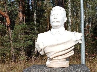 Ресейде саяси қуғын-сүргін құрбандарына арналған мемориал аумағына Сталин мүсіні орнатылған