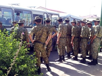 Түркіменстанда Ресейден оралған 25 адамды әуежайдан бірден әскери комиссариатқа алып кетті